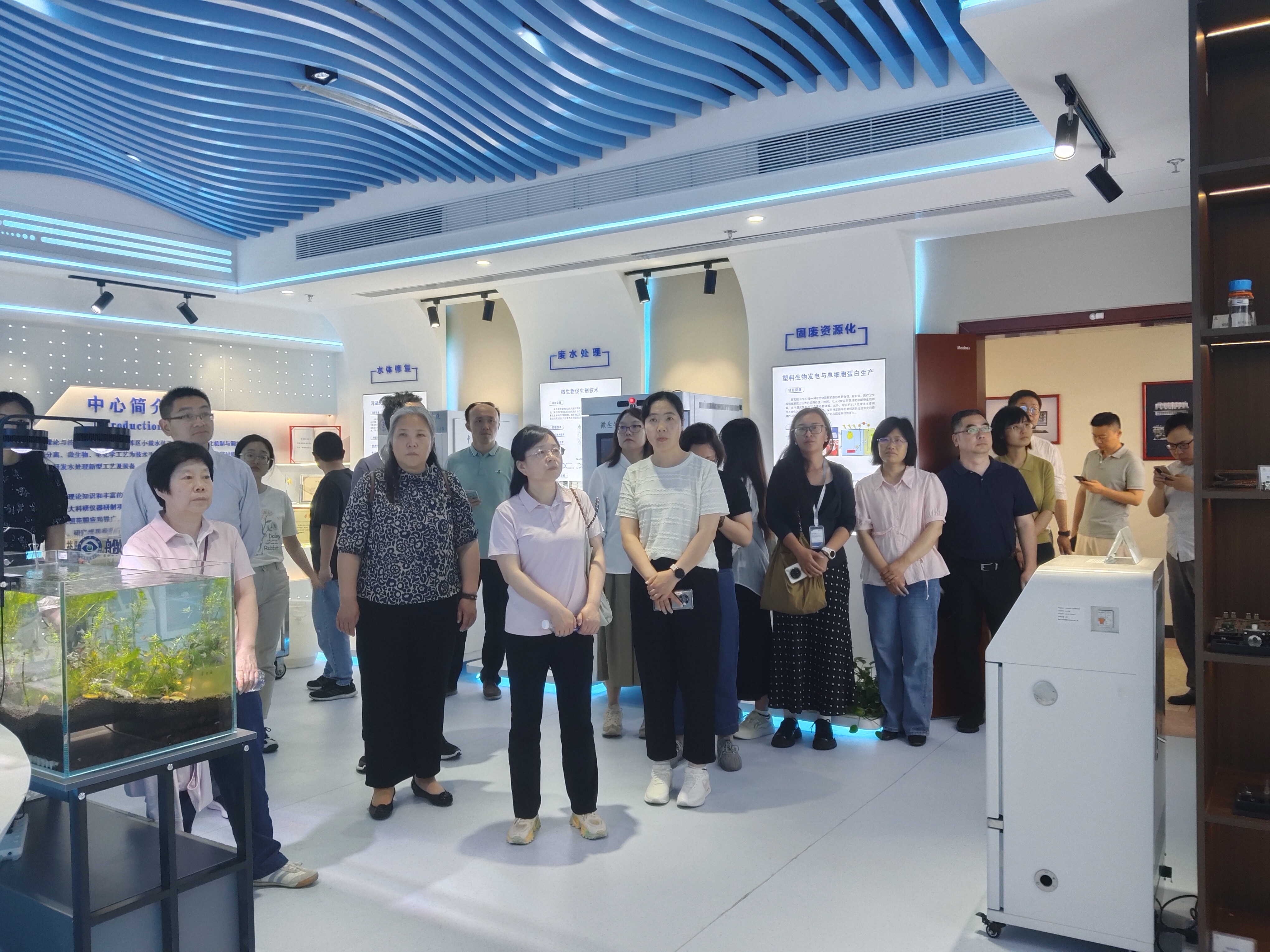 中科院物質片區區域中心代表團一行蒞臨我司儀器展廳